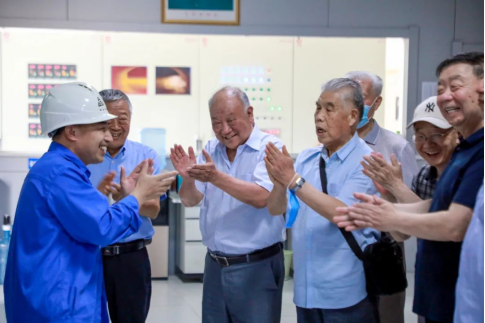 跨越三十年 再譜新篇章——安彩高科召開老干部座談會